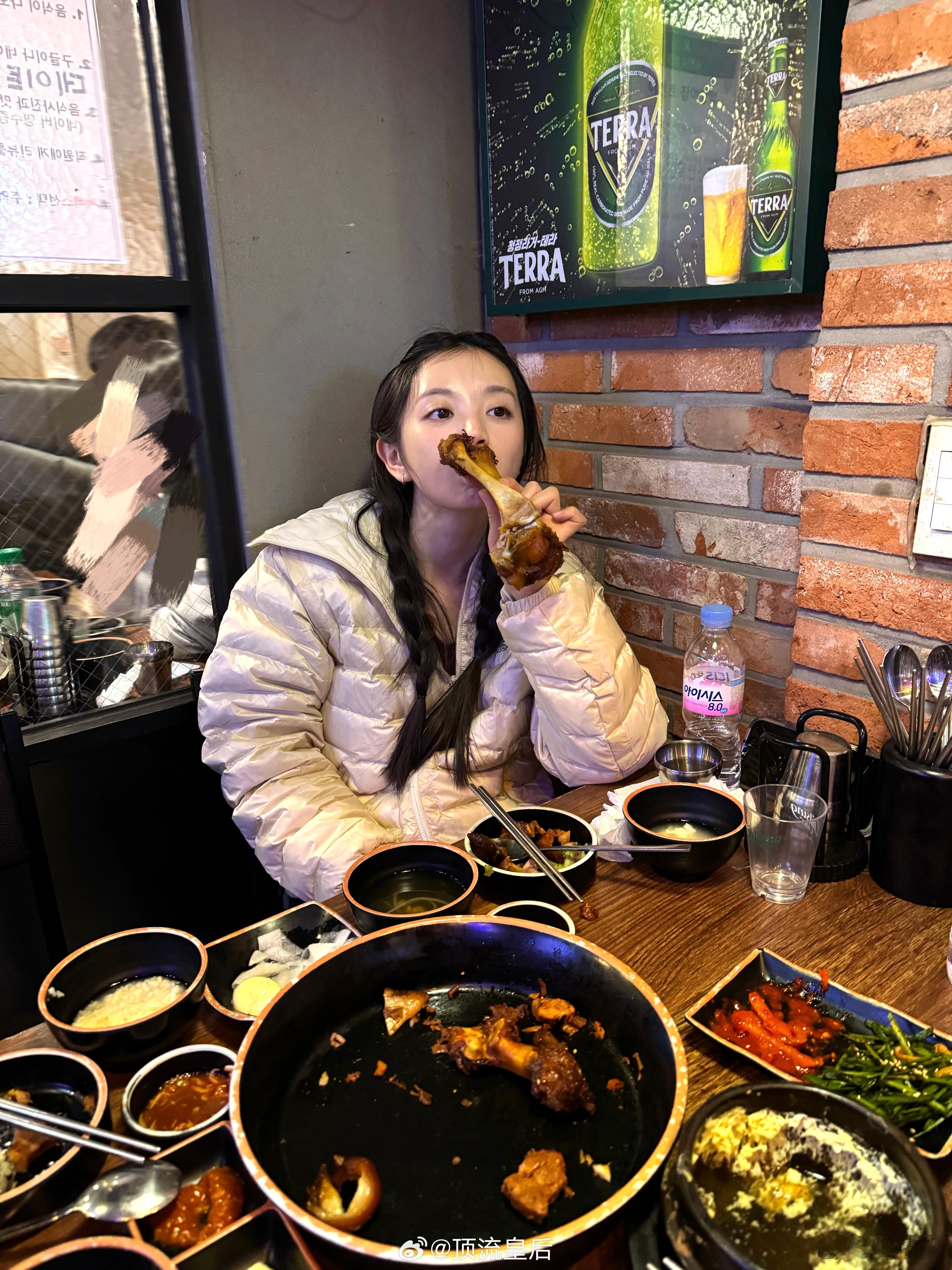 田曦薇私下完全少女来的，超级可爱。