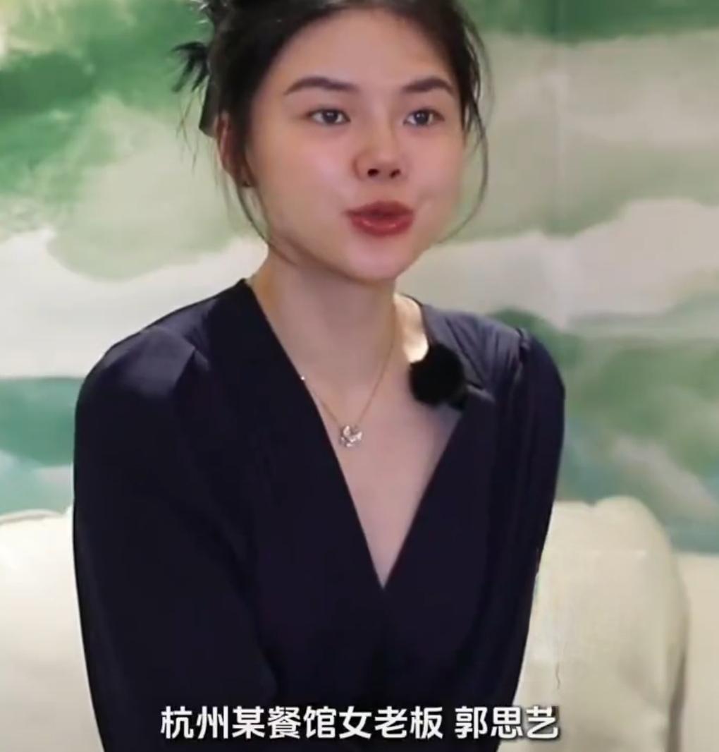 杭州拱墅区有家杭帮菜馆，老板娘叫郭思艺。别人眼里，她是围着灶台和菜单转的餐厅