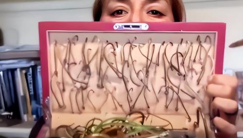 1996年，一名美女潜水员在海里游泳时，遇到了一条嘴里含着挂钩的鲨鱼，好心的女子