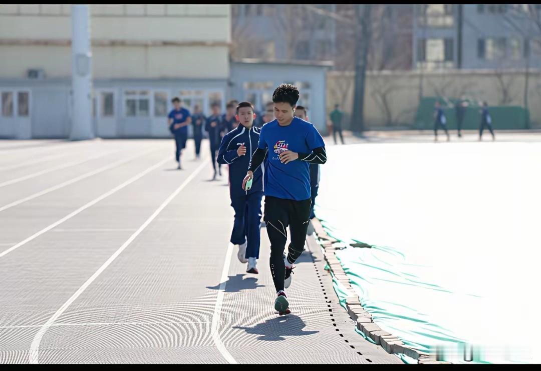 怪不得29岁的周启豪赛场跑动还那么快？通过这次男队跑一万米，就能看出周