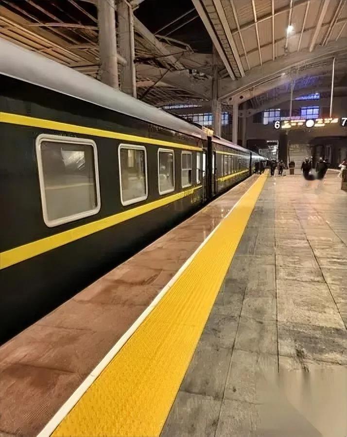 绿皮火车翻红了！为啥突然火了？高铁4小时花2000块的一家三口，却选了1