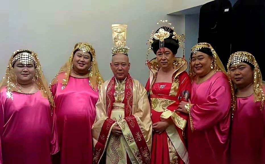 郭德纲早年在相声里猛批姜昆这类体制内演员拿工资没真本事。他自己年轻时却天天找关