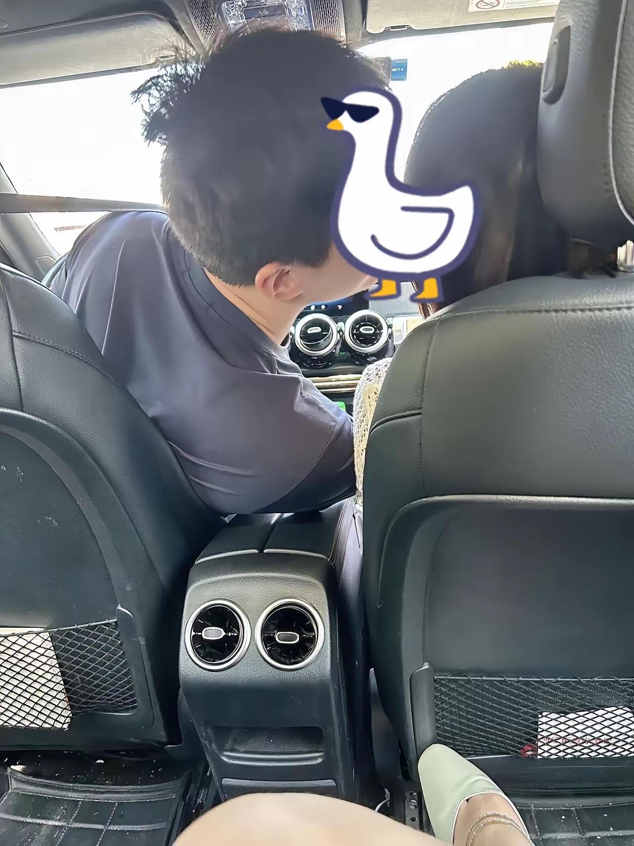 我有个同事，疫情那会儿跟单位一个女的搞上了。​那女的长得还行，好生养的感觉。还