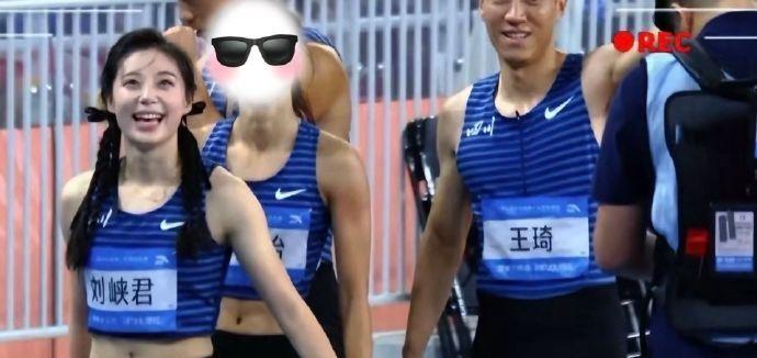 刘峡君发文总结：不要因为别人的绚烂就觉得自己暗淡呀11月21日讯全