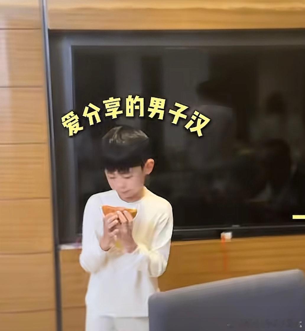 秋瓷炫儿子颜值秋瓷炫儿子有种韩范的感觉，和秋瓷炫真的太像了吧～侧颜好帅