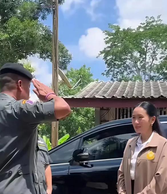 现在看来，佩通坦才是笑到最后的那一个，洪森不光名声臭了，还连累自己国家，图啥呢？