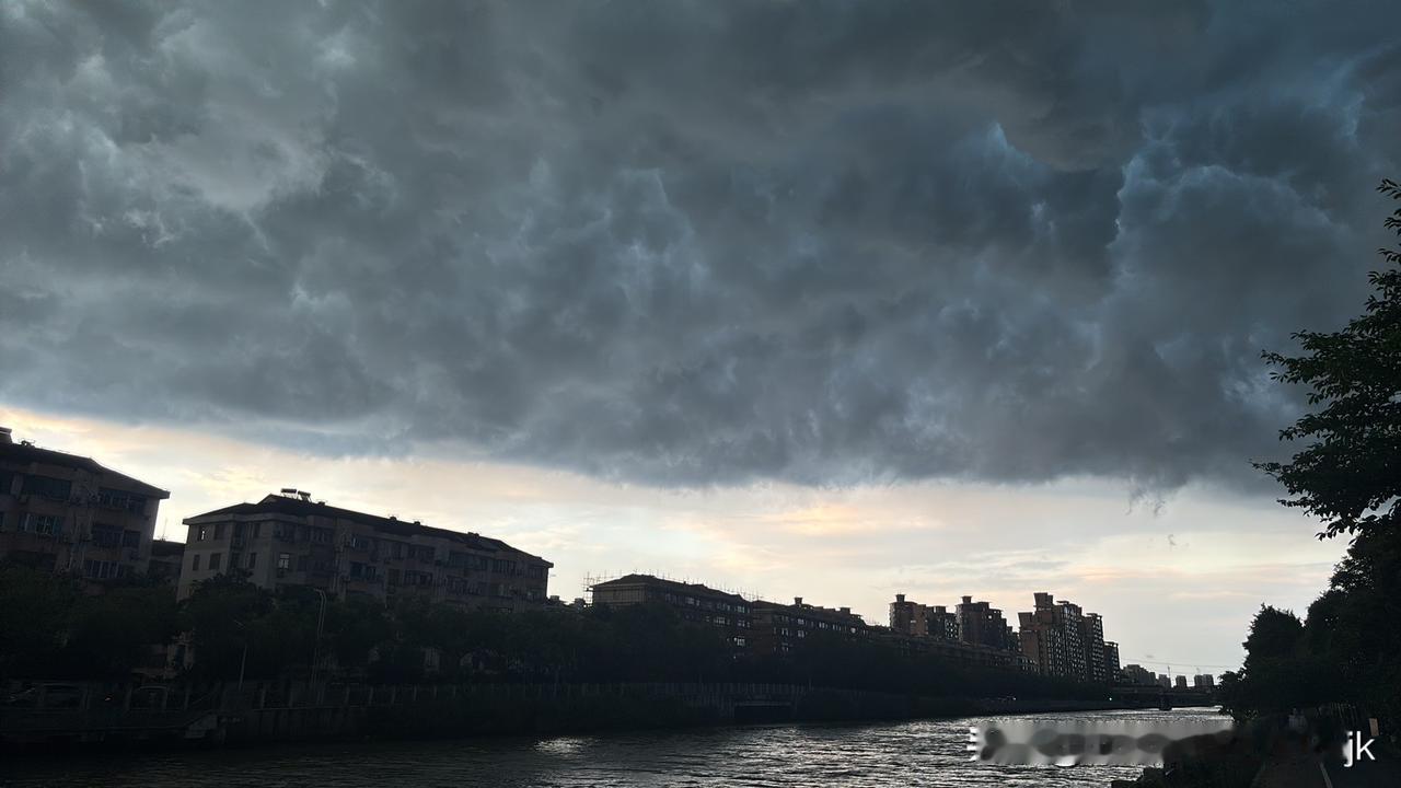 外省市朋友很奇怪，上海经历了这么大的台风、降水量，老百姓情绪稳定，工作没停，有的