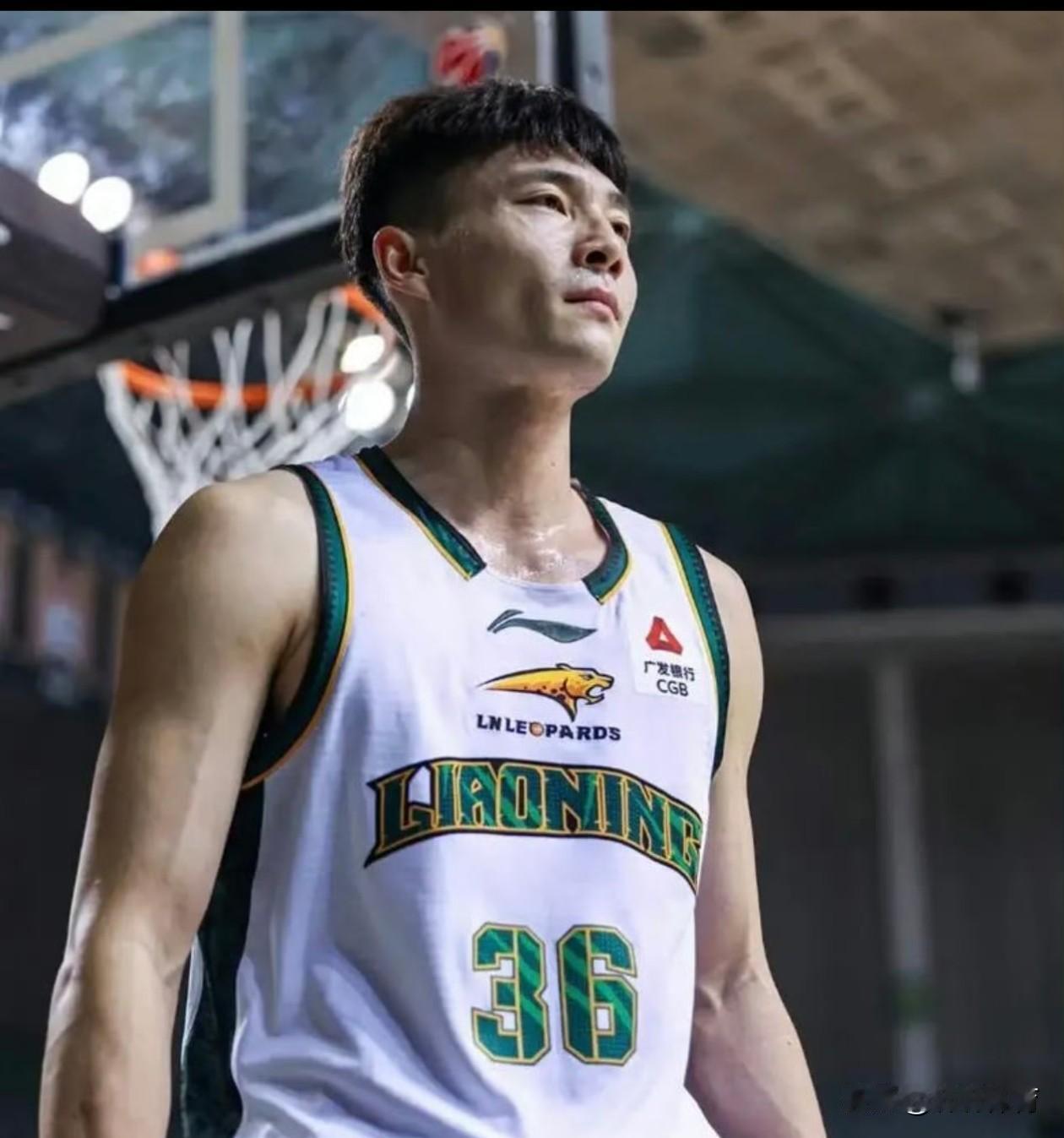 不知不觉辽篮鄢手骐都29岁了，近日有消息称，辽宁男篮与鄢手骐完成了3年续约，上赛
