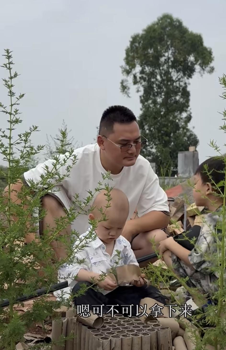 小妹儿去广州直播带货了，好久没见小二娃和小成成和小周周同框了。甚是想念。这样