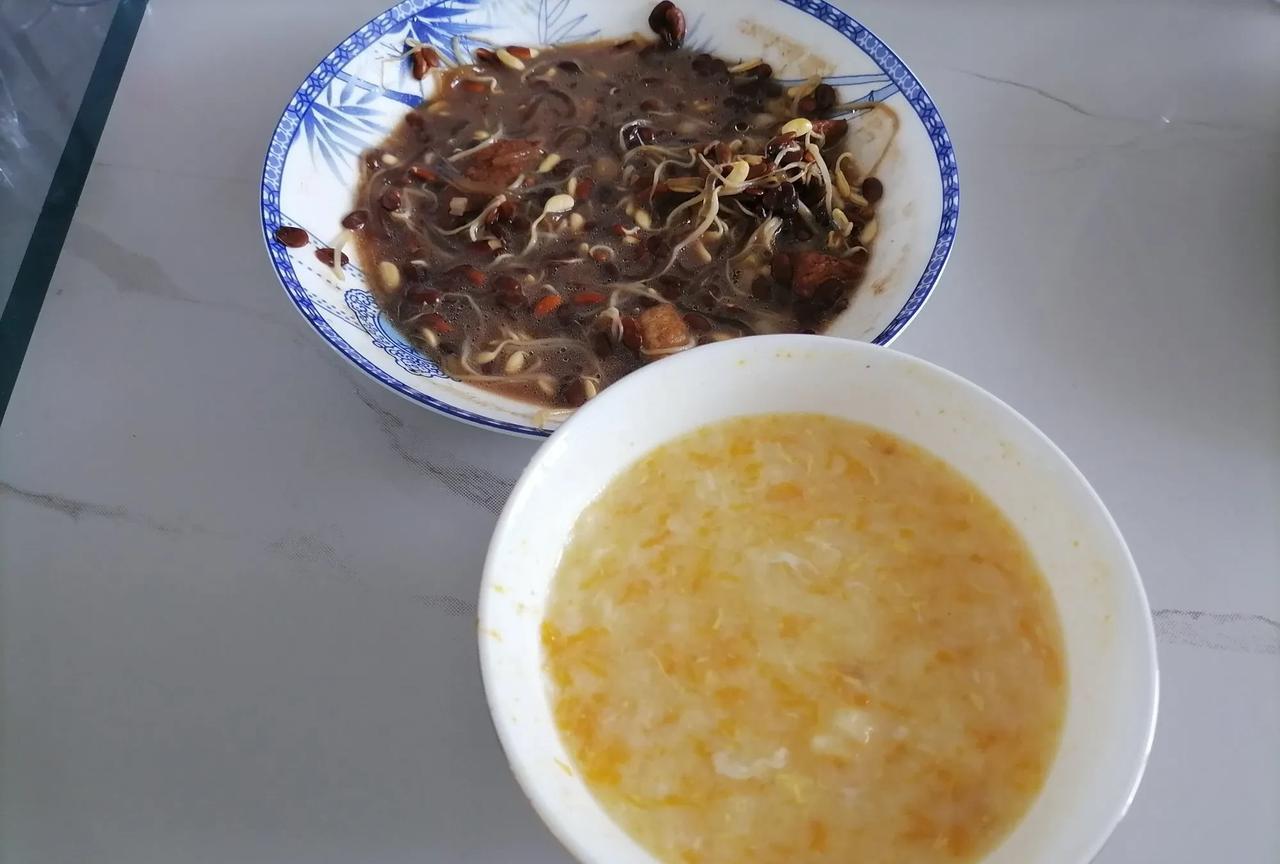 今天早晨，我费劲巴拉的做好了南瓜鸡蛋疙瘩汤，是我小时候最爱喝的疙瘩汤，结果不合我