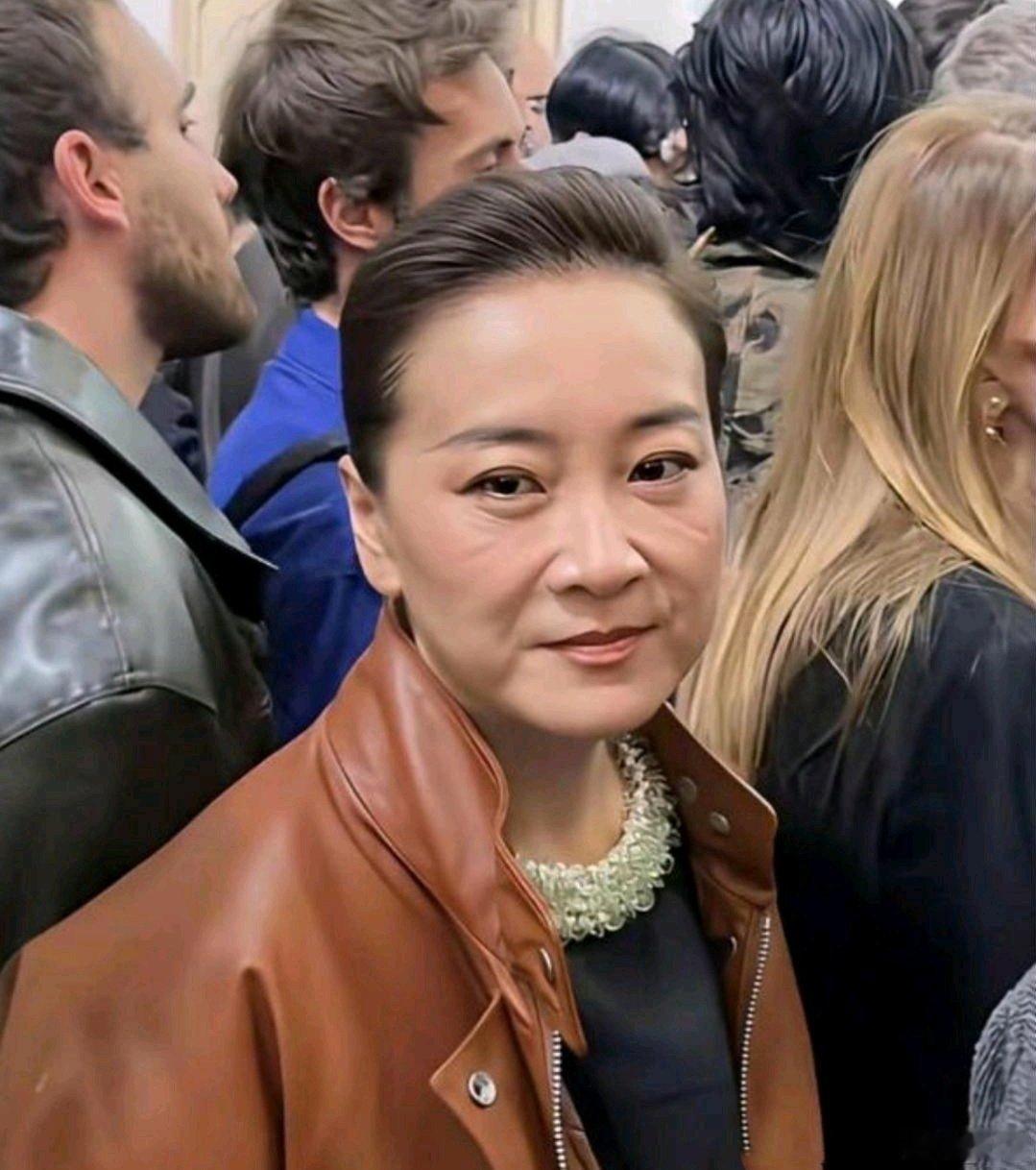 我的天，这居然还是贾玲！她亮相米兰时装周，整个人的气质和以往完全不一样，简直判若两人！​