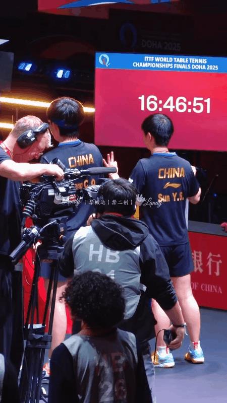大头太自觉了，收旗子收的那么自然！莎莎真的很好，没有把旗子直接交给大头，而是帮