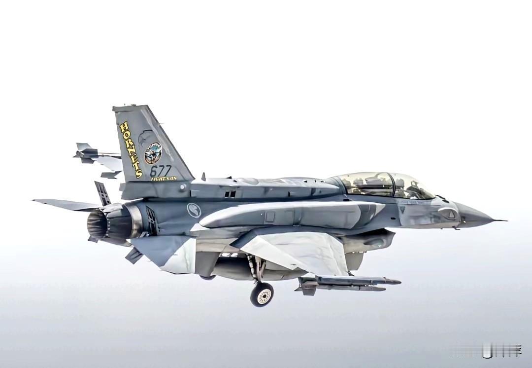 新加坡空军F-16DBlock52+双座战机，看着拥挤笨重，其实是视觉错觉。