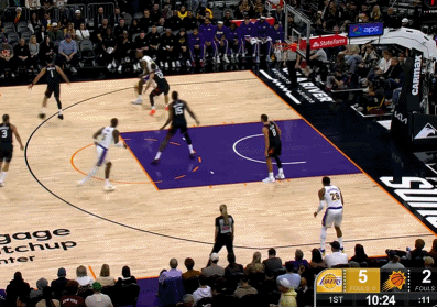 詹姆斯现在打法已经步入“老头派”北京时间12月15日，湖人与太阳的比赛来到首节