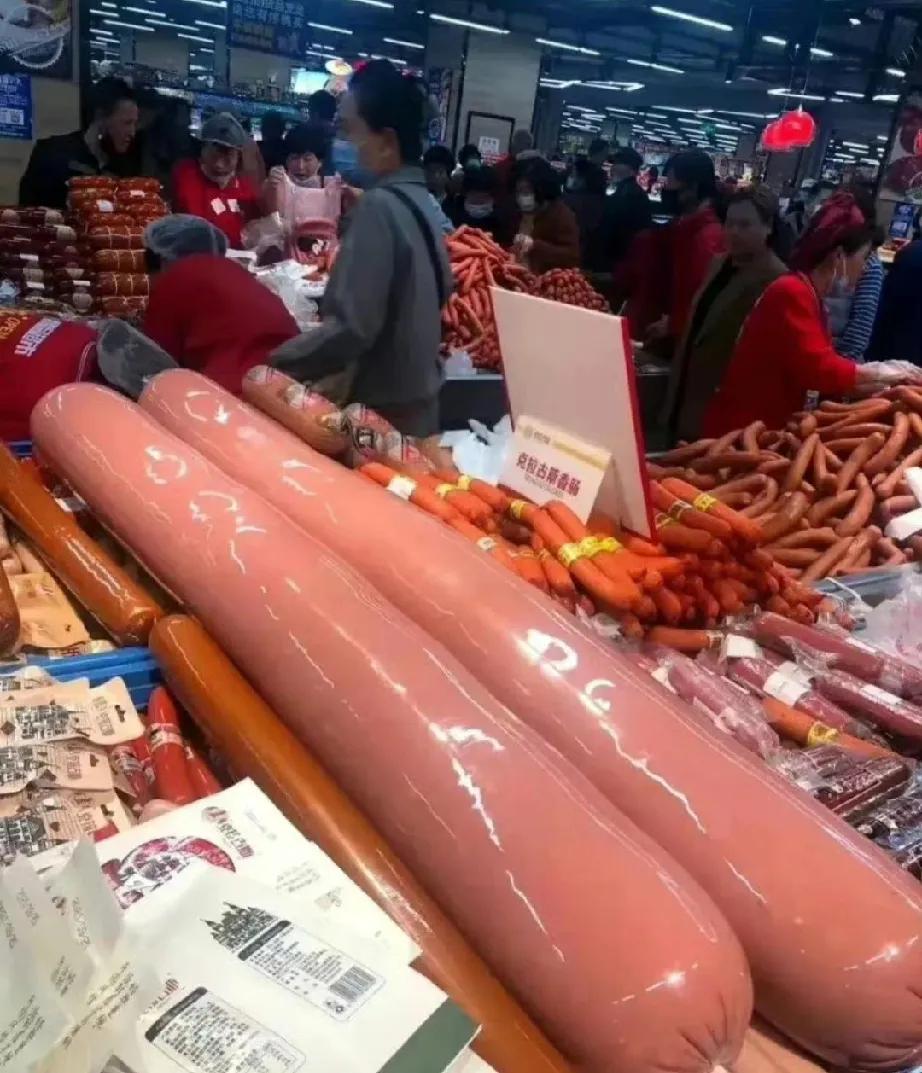 超市里面这种巨大巨醋的香肠有人会买吗？如果买了估计一家人吃一年也吃不完吧。真搞不