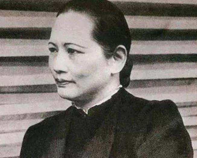 1975年周总理病重，需要吃鸽子蛋增加营养，却到处都买不到。赵炜就对邓颖超说“宋