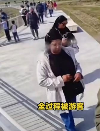最近有中国游客在冰岛旅游时遭遇了糟心事，在知名自然景区观光途中，被专业扒窃团伙盯