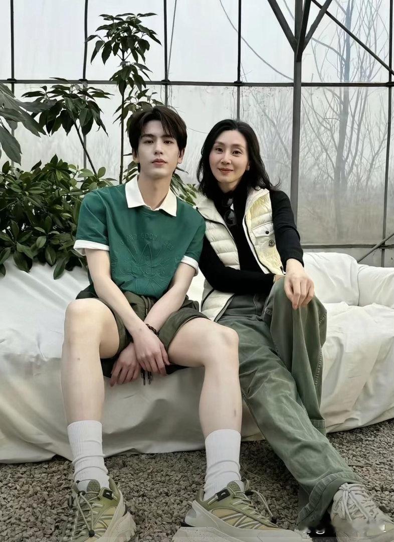 张凌赫妈妈气质出众，颜值出众尽显年轻，容貌精致宛若姐姐，状态绝佳。