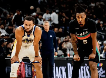 NBA常规赛，马刺以120-125不敌勇士。赛后，马刺官方晒出一张斯蒂芬-库里