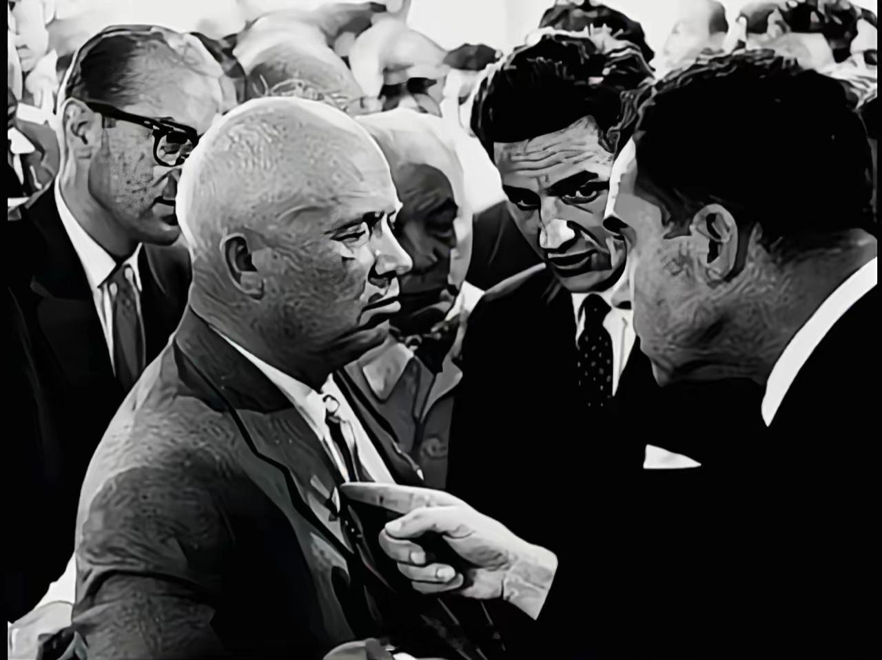 尼克松见到赫鲁晓夫，戳着赫鲁晓夫的心窝：你这小子，要听话，不然有你好看的！尼克松