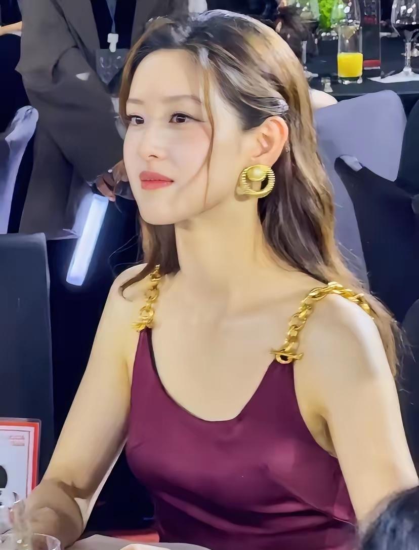 我真的越来越看不懂章泽天了——明明嫁入豪门衣食无忧，却偏要把自己活成“拼事业天花