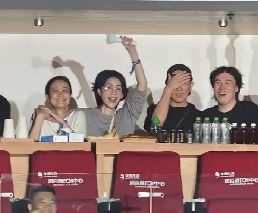 王菲比高原厉害的地方在于，翻篇的能力很强大，从离开窦唯的那一刻开始，就不在沉浸在