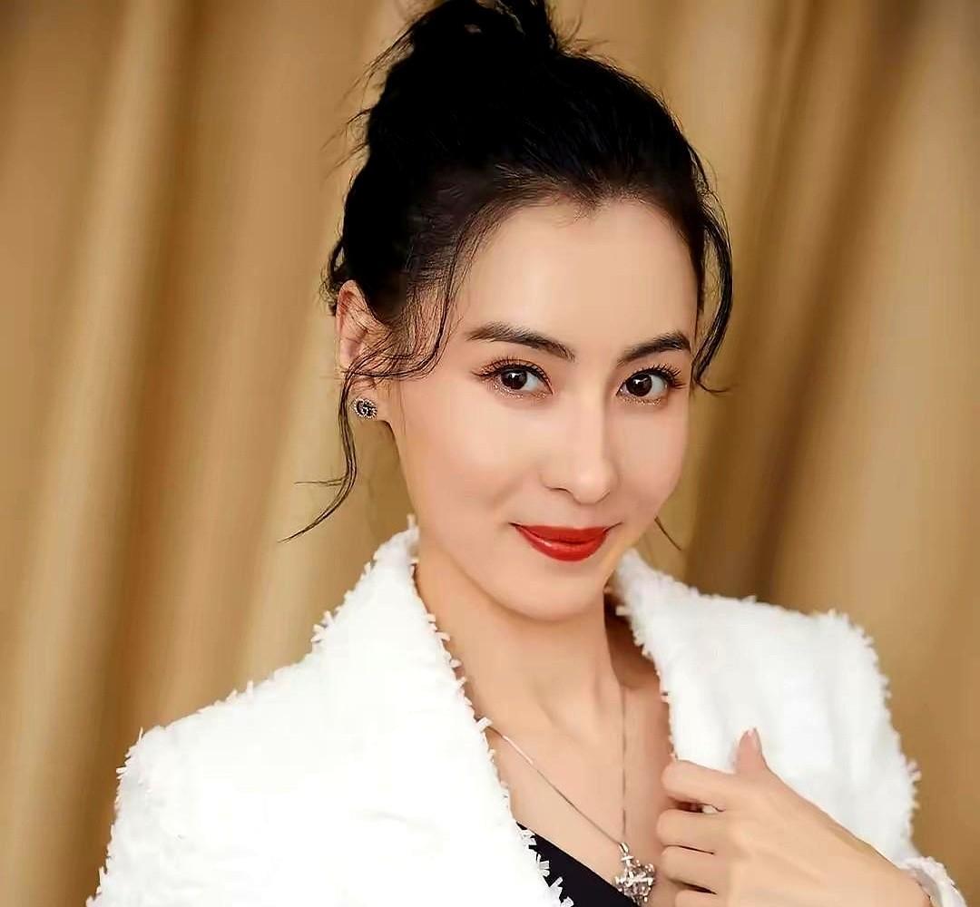 张柏芝穿绿羽绒服在草原遛娃，没修图、没摆拍，衣服直接卖断货。不是她多会穿，是大