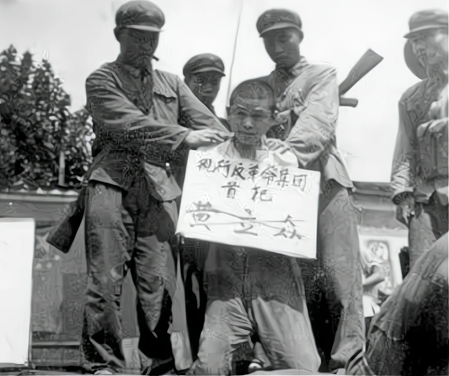 1956年，安徽无为县的黄立众踏进北大校门时，整个村子都沸腾了。这个靠给地主家扛