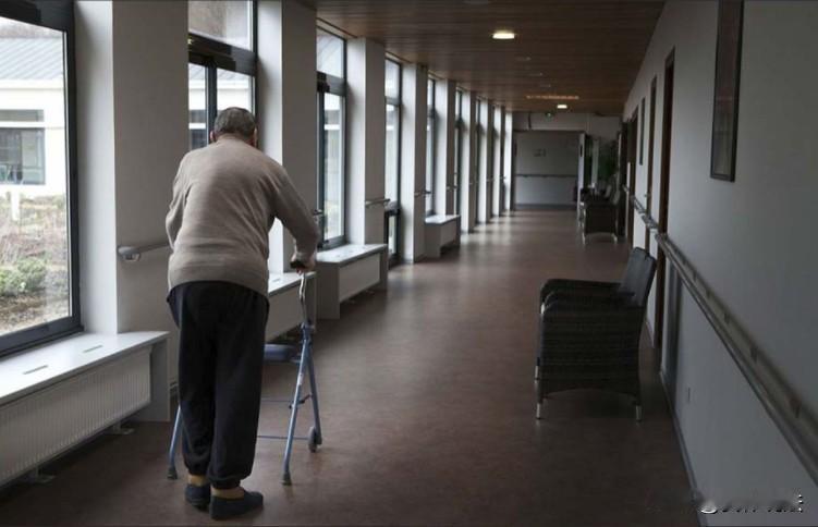 安徽宿州，一男子想将自己73岁的老父亲送到养老院，因老人不愿意，遂与一养老公寓协