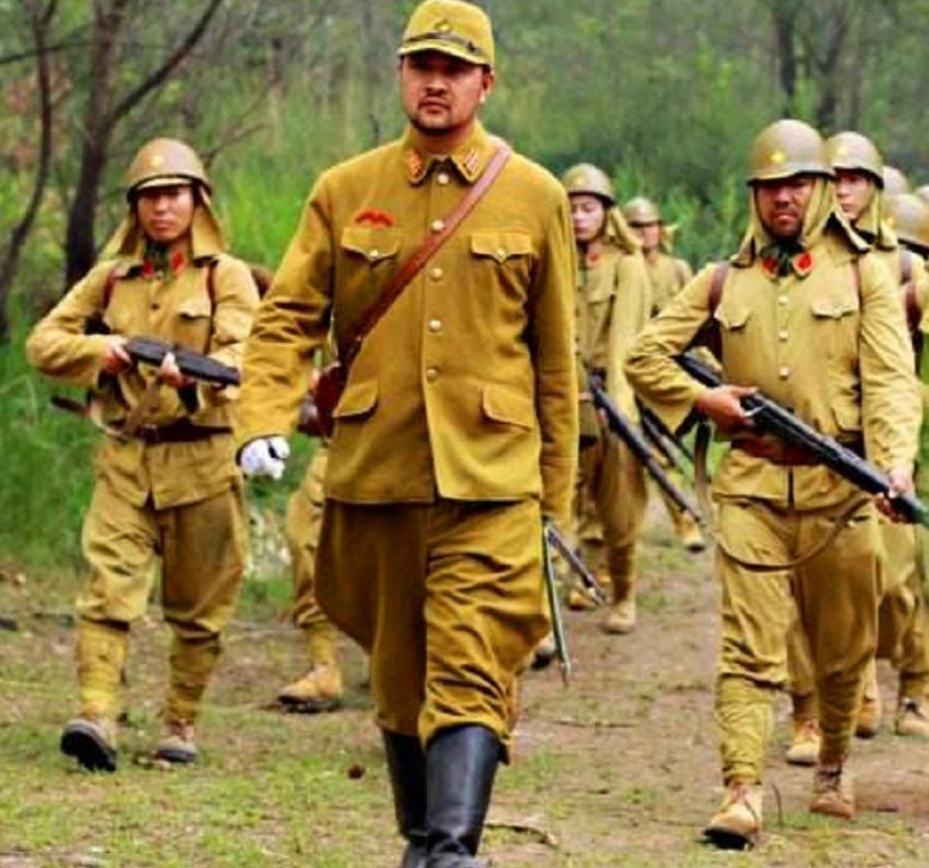 1942年，一老汉去给八路军送水时，半路上碰到了鬼子。他急忙挑着两桶水拐进了庄稼