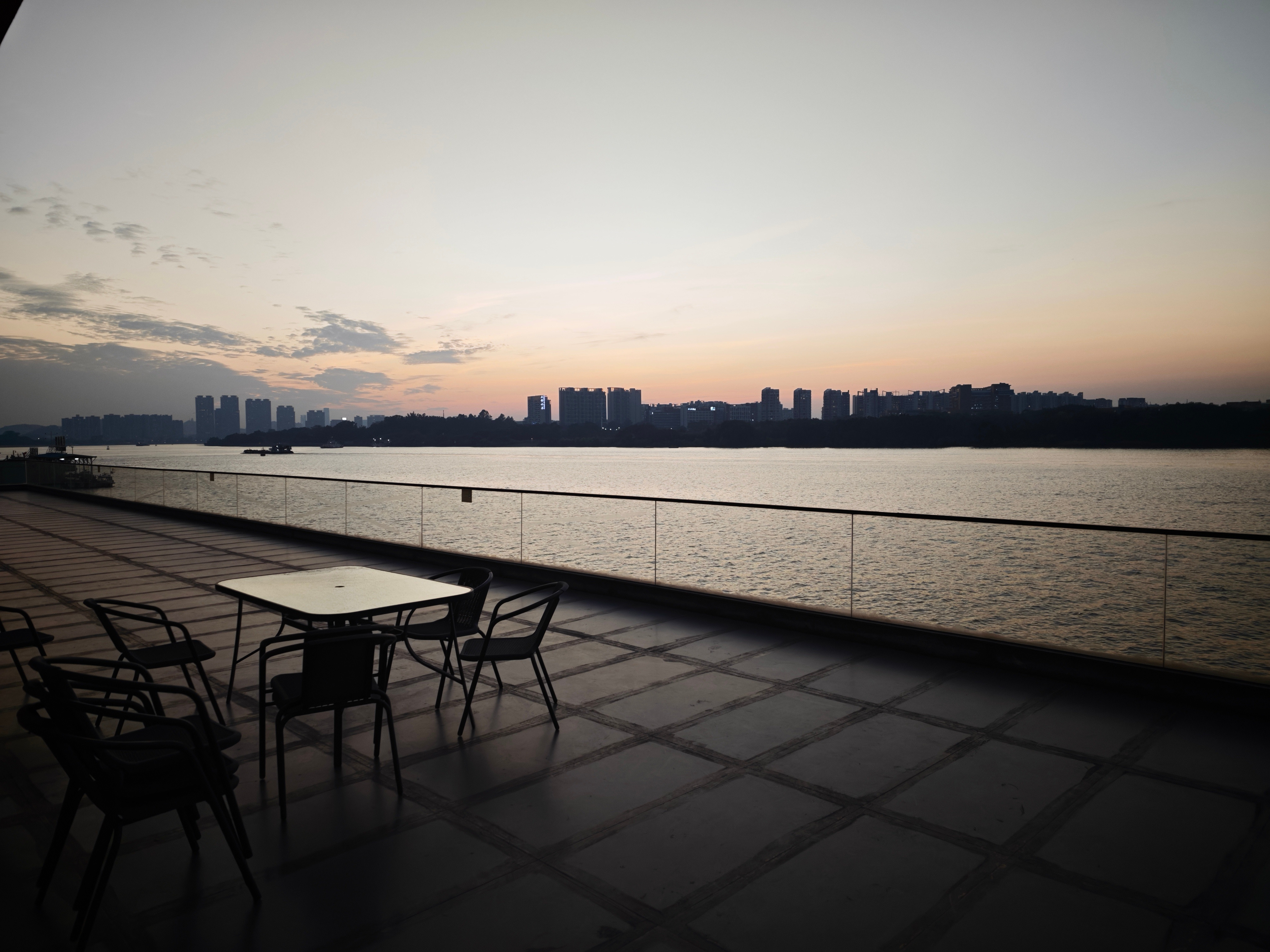 公司江景大露台，是个会客的好地方。前两天有个好朋友过来聊天，正好他想抽烟，我就陪