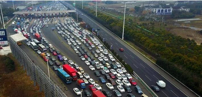 春运这几天开始了。现在高速上跑的车，得有小三亿辆，数据是3.21亿，压力一下