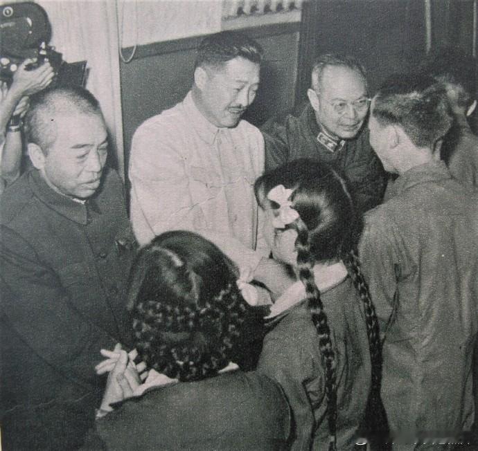 彭德怀、贺龙、叶剑英接见四川残疾军人演出队