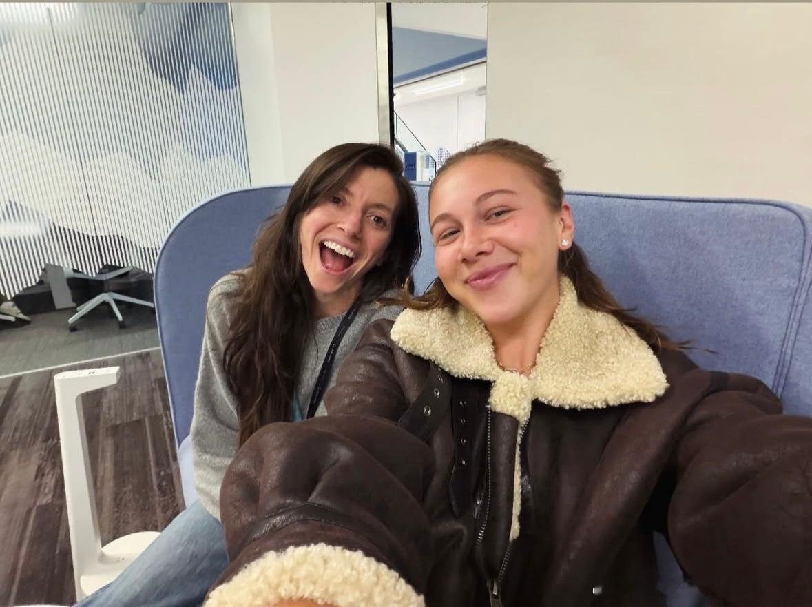 阿尼西莫娃！前往纽约！看文案和合影姐妹，和DowJones道琼斯📈有关，Am