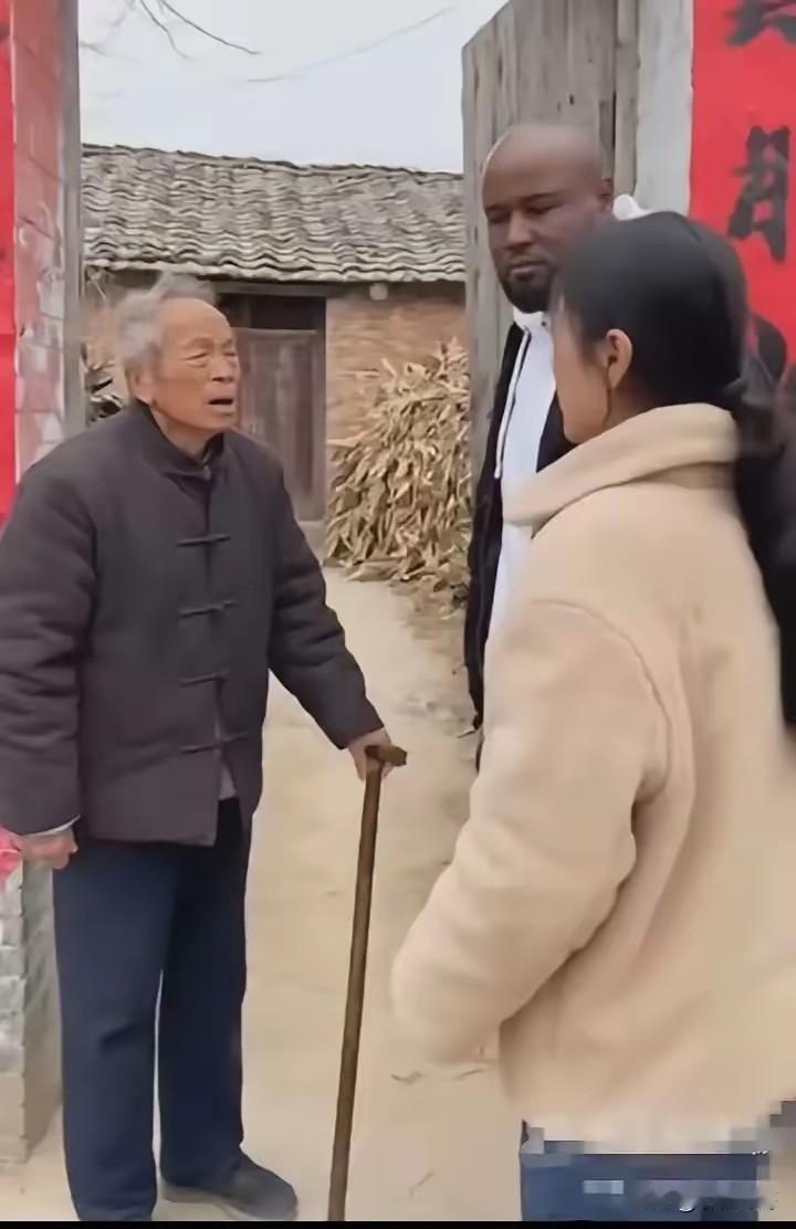 林晓芸这个人，完全不经扒因为一扒你就会发现，她当年为了嫁给非洲丈夫阿卜杜勒，