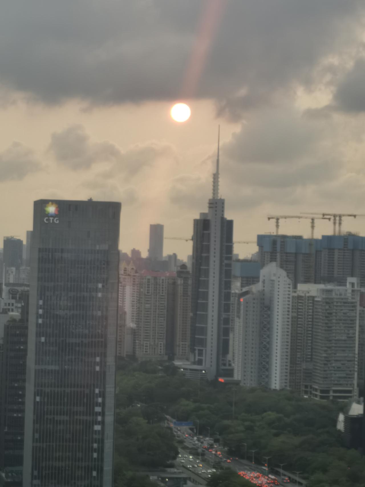 深圳福田CBD，天际线在夕阳下显得格外迷人。除此之外，深圳的创新驱动发展战略也十