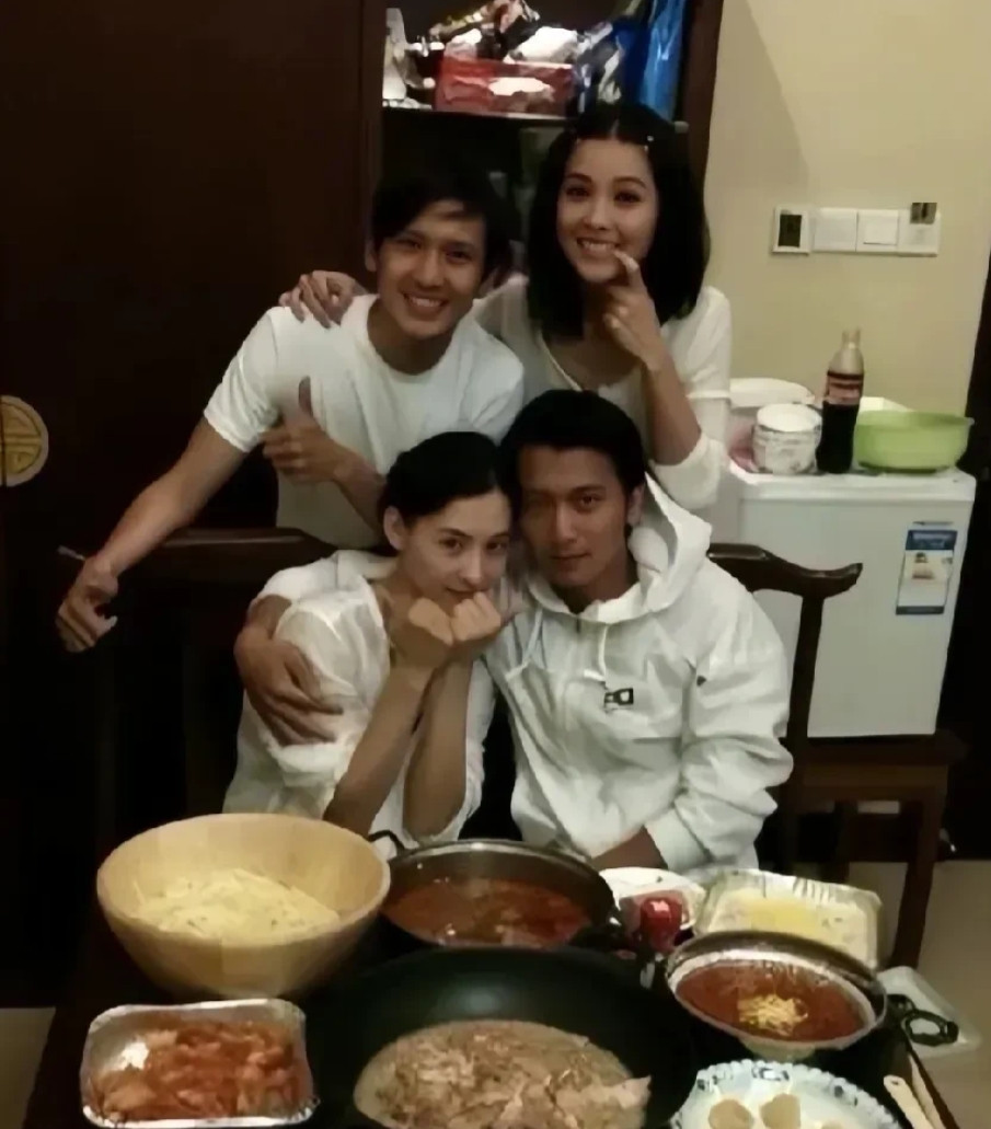 曾经觉得他们这一对是香港娱乐圈最般配的，结果也是离婚比较快的，谁懂啊。[捂脸哭]