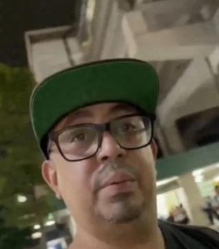 一外国博主在日本禁烟区被抓个正着，而他的第一反应不是掐烟道歉，而是秒切人设、装傻