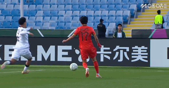 鲍世蒙开场仅8分钟，就受伤下场，中国U23不得不8分钟进行被动换人。鲍世蒙这次与