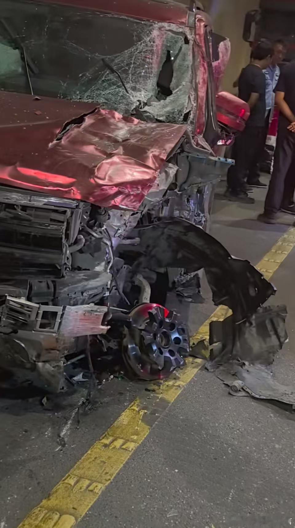 汽车资讯不是说方程豹很“硬”么？怎么碎轮毂碎成这样啊！哦原来撞的是东风！还是拉