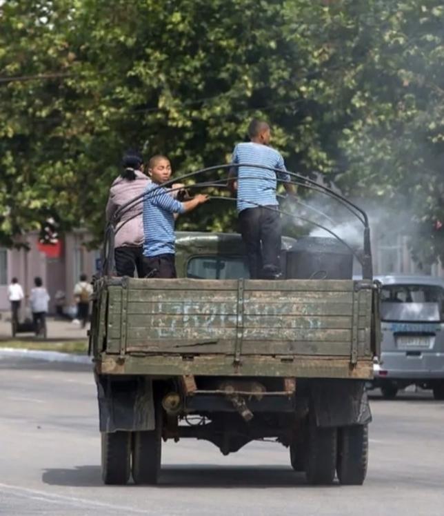以前的那些老照片如图这两张照片，一张拍摄于上世纪七十年代的我国，一张拍摄于本世纪
