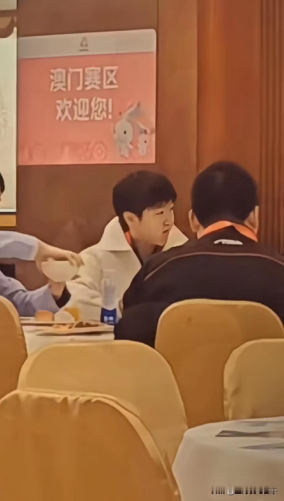 莎莎在澳门吃饭的照片传出来了！[大笑]昨天莎莎生日，看到了莎莎和父母一起过生日