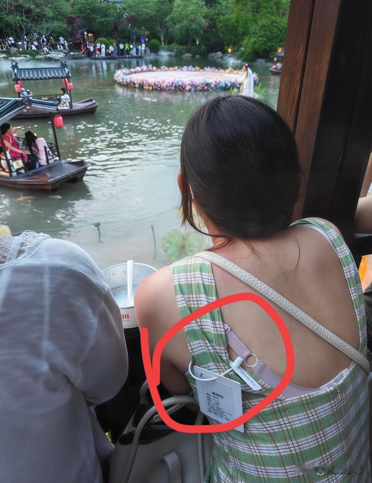 商家搞“物理防退货”，把吊牌越做越大，也是没法子的事。总有些人，衣服穿完了就