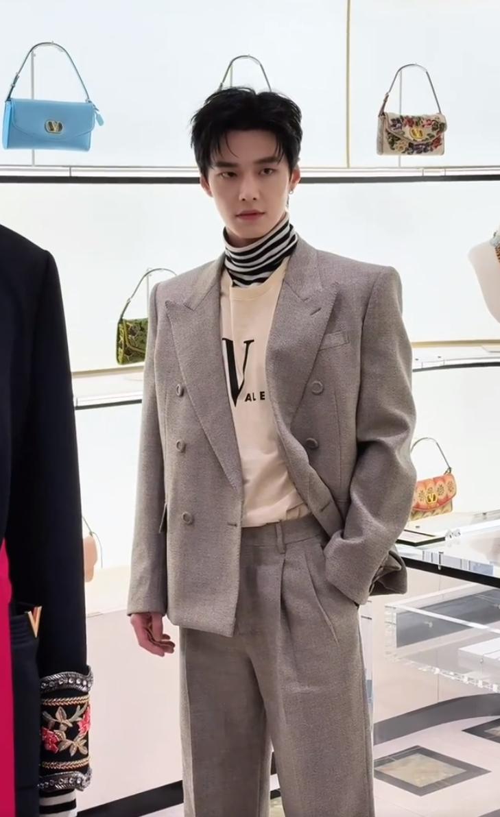 何与的超绝辣条音上热搜了《双轨》他是自己配的音，平时都是压低声线在演，但是一着