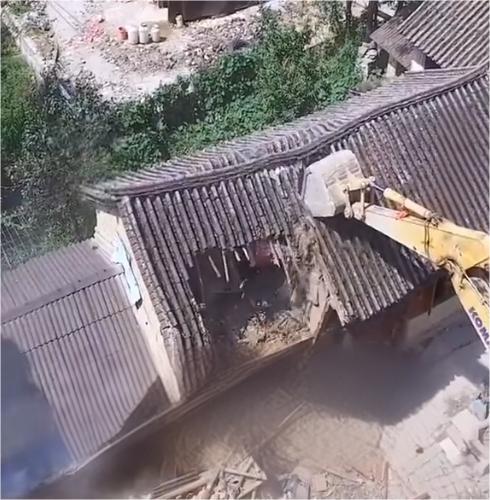 浙江，一老人的宅子在10多年前被街道办强拆，只给了1.4万元的补偿，老人没去领。