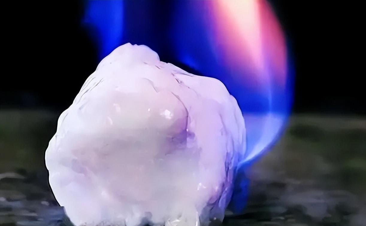 你以为能源竞争只是“谁多谁赢”？可燃冰给了一个反例。储量巨大，理论上比天然气还