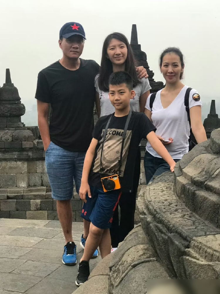 胡军一家四口现身五棵松，满屏大长腿直接把过道走成了T台。大女儿九儿留学回来，气质沉了不少，站那儿跟妈