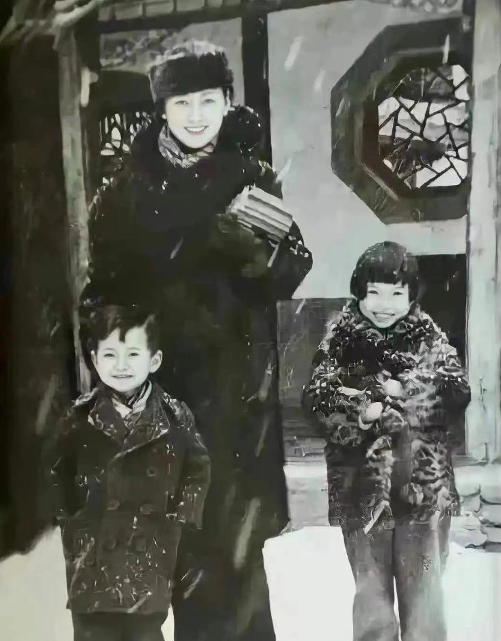 1936年，梁思成带着一家子冬日游园，在雪地里，梁思成就迅速按下了快门，定格下了