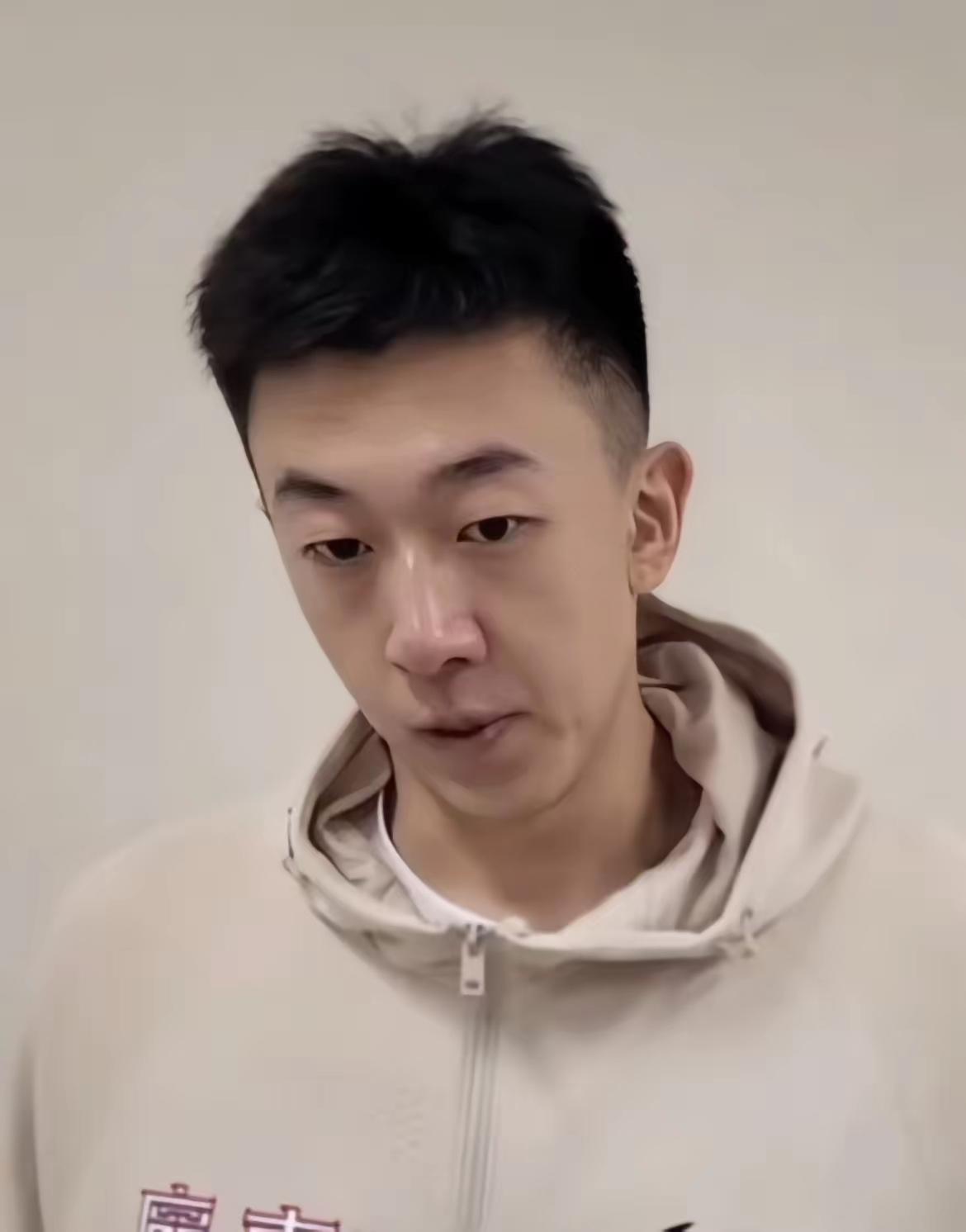 王少杰意难平！​据广东体育媒体人透露，广东男篮和北控男篮的交易谈判已经结束，广