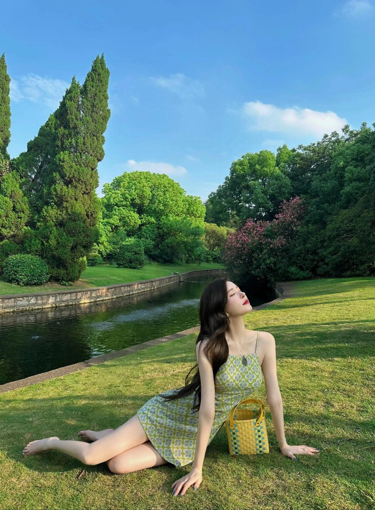 把春天穿在身上，绿底小花吊带裙﻿和公园的绿意撞了个满怀。赤脚踩在软乎乎的草坪上，